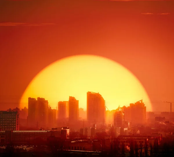 Solnedgång Kiev stad siluett skyskrapor, byggnader, hem. Röda toner bakgrund vid Europeiska huvudstaden — Stockfoto