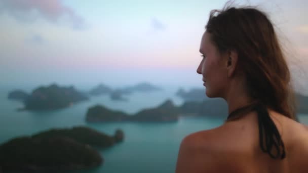 Thailands zeegezicht eilandjes bokeh: vrouw op groen eilandjes in National Marine Park Moo Koh Ang Thong — Stockvideo