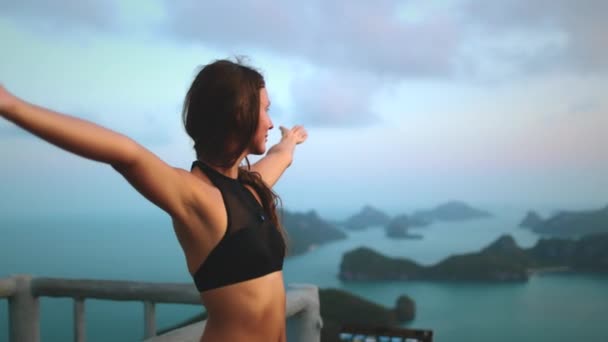 Mujer Bokeh levántate de las manos al atardecer de Tailandia. Increíble paisaje marino con islas verdes de Parque Marino — Vídeo de stock