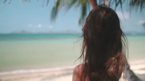 Asien, Filippinerna Resort stranden, kvinna bo på sand, titta på havsviken. Flicka skjuten i tropiskt paradis — Stockvideo