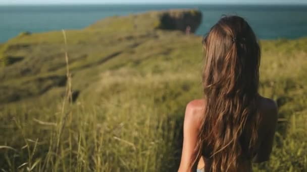 Indonesien Strand Frau Bokeh: grünes Gras Ozean Klippe Küste des Nationalparks, Wild Sumba Island, Asien — Stockvideo