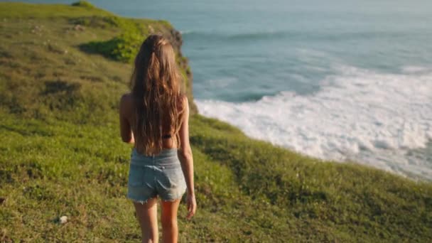 Bokeh Asie plage d'herbe : femme sur prairie herbeuse verte admirer paysage océanique au soleil briller jour d'été — Video