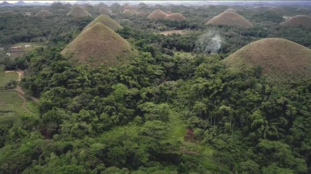 Fülöp-szigeteki csokoládé dombok völgye légi kilátás: ködös a fák tetején, Bohol-sziget. Trópusi táj — Stock videók