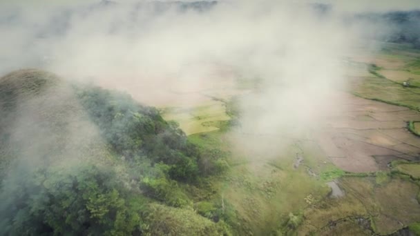 Φιλιππίνες ομίχλη Chocolate Hills εναέρια βολή στο νησί Bohol. Επικό drone που φέρουν σε λευκό θολό ομίχλη — Αρχείο Βίντεο