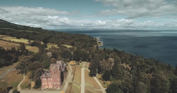 Océan écossais, Brodick Castle vue aérienne avec magnifique paysage à la côte verte de l'Atlantique — Video