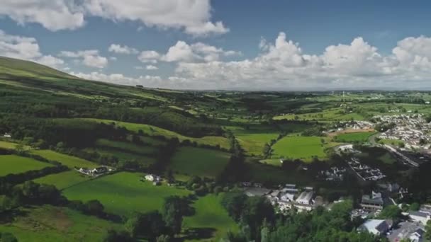 Irlande terres agricoles vertes timelapse vue aérienne. Verdure prairies, champs, pâturages Ballycastle — Video