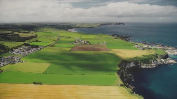 Hyperlapse farmlands fields aerial view in Antrim County, Ireland. Быстрый выстрел над сельской местностью — стоковое видео