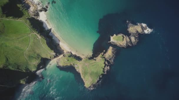 Isla de Irlanda vista aérea de arriba hacia abajo. Majestuoso paisaje verde de Carrick-a-Rede puente — Vídeo de stock