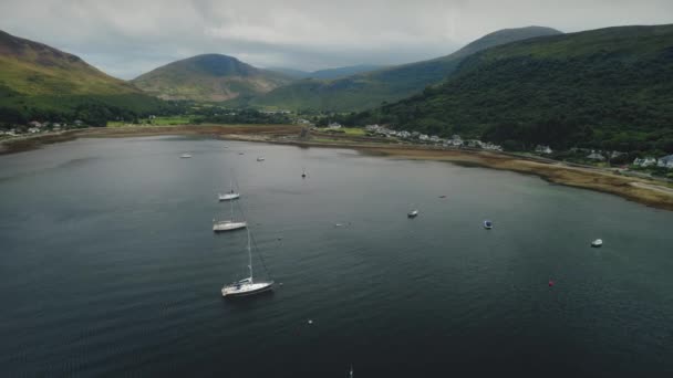 Schottland: Yachten, Boote, Schiffe in Küstennähe. Herrlicher Blick auf die Berge — Stockvideo