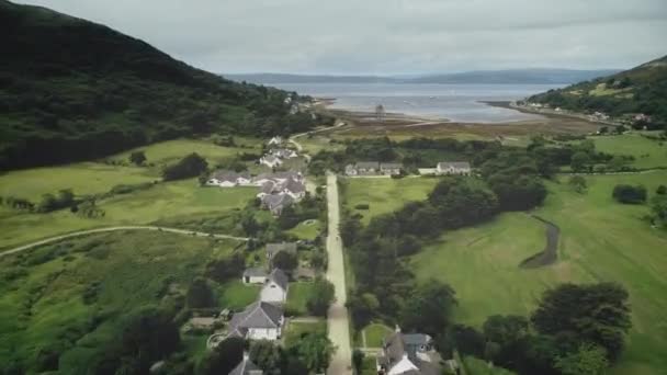 Skotsk ö timelapse antenn utsikt: berg, by, whisky destilleri, slott på stranden — Stockvideo