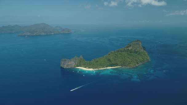 Havsön antenn: båtar, fartyg vid hamnen. Tropisk djungelskog på Filippinernas höglandsö — Stockvideo