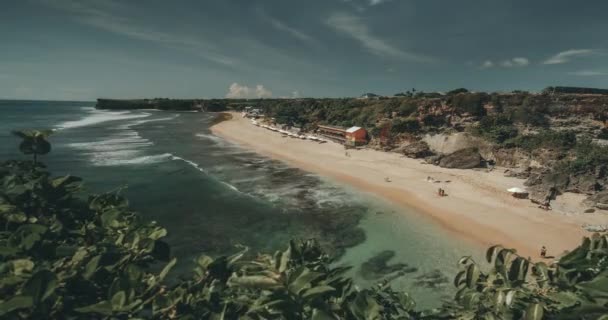 Timelapse aérea costa da praia de Bali em ondas oceânicas colidindo com a areia. Paraíso tropical Ilha da Indonésia — Vídeo de Stock