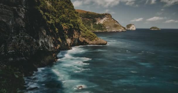 Rock ocean shore timelapse aerial viea with dramatic crashing waves at cliff in Indonesia — Stock Video