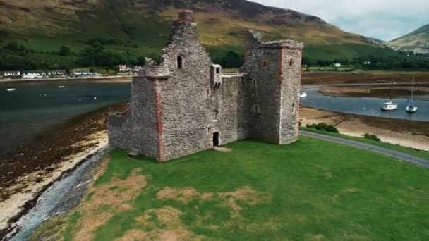 Antiguo castillo ruinas tiro aéreo en la bahía de Loch Ranza. Monumento y patrimonio histórico británico — Vídeo de stock