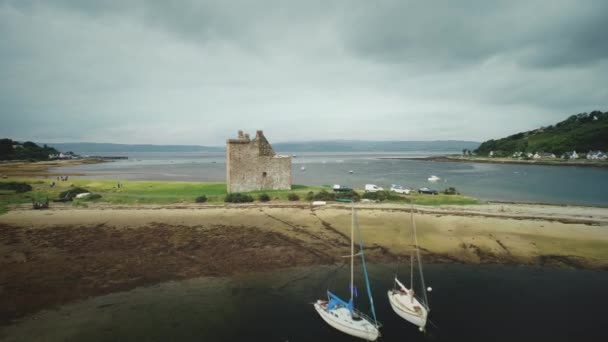 Écosse château ruines vue aérienne sur la baie de l'océan. Patrimoine historique écossais du Loch Ranza, point de repère — Video