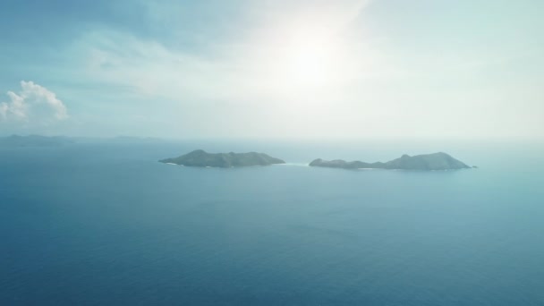 Oceano aereo golfo marino con sole splende al cielo blu. Piccole isole tropicali sulla superficie dell'acqua — Video Stock