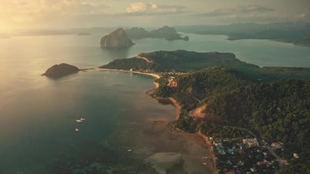 Nascer do sol em ilhas de baía oceânica tropical vista aérea. ilhota montanhosa com plantas exóticas, floresta — Vídeo de Stock