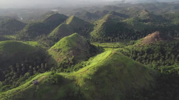 Montañas paisaje aéreo: construcción en la cima del monte con sendero. Asia naturaleza salvaje paisaje — Vídeos de Stock