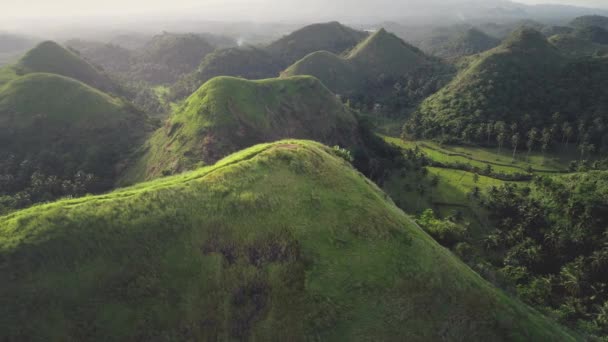 Φιλιππίνες λοφώδες υπέργεια ύπαιθρο: ομιχλώδης ομίχλη πάνω οροσειρές με τροπικό δάσος ζούγκλα — Αρχείο Βίντεο