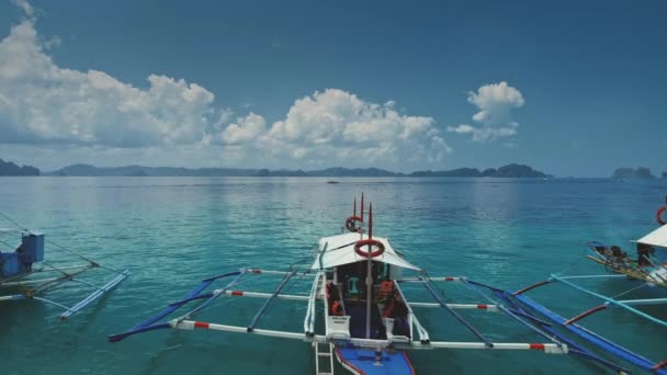Bateaux à la baie de l'océan avec surface de l'eau azur. Paysage marin serein de front de mer calme avec navire — Video
