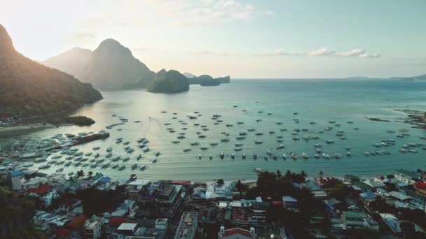 Porto della baia dell'oceano con trasporto dell'acqua al paesaggio urbano tropicale. Paradise resort, Isole Filippine — Video Stock