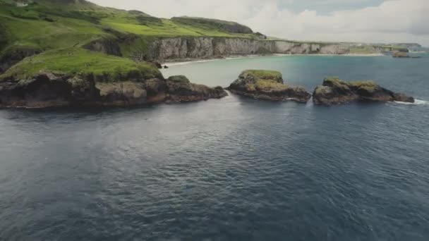 Océano Atlántico Vista aérea de la costa irlandesa. Pintoresca escena de verano del condado de Antrim de paisaje marino maravilloso — Vídeos de Stock