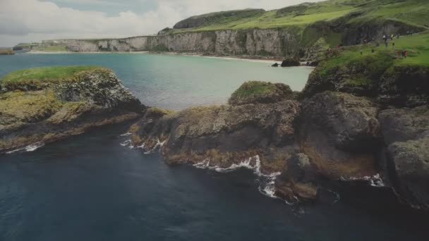 Irlandia wybrzeże zatoki anteny: krajobraz urwiska w White Rock Beach. Zbliżenie na wyspę Carrick — Wideo stockowe