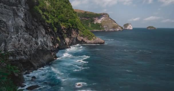 Rock ocean shore timelapse aerial viea with dramatic crashing waves at cliff in Indonesia — Stock Video