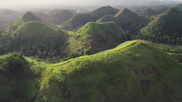 Filippijnen bergen bereiken antenne: gebouw op piek met wandelpad. Groen Azië tropisch bos — Stockvideo