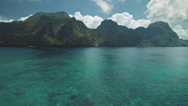 Paisaje marino panorámico con vista aérea de islas tropicales. Yate de vela en el paisaje marino. Agua azul serena — Vídeos de Stock