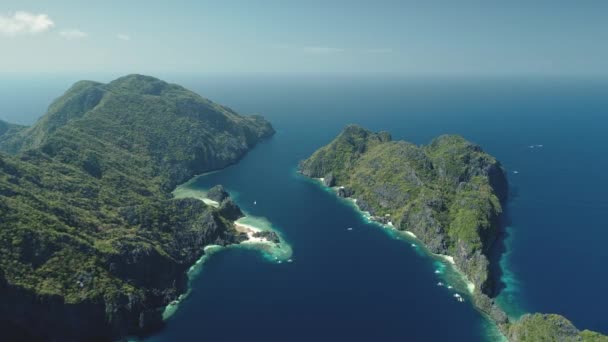 Tropische Filippijnen Mountain Islands op zee baai luchtfoto. Groen bos op heuvelrug op zonnige dag — Stockvideo