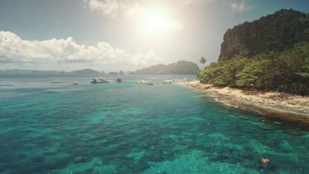 Sonnenstrand aus der Luft an der Seebrücke mit Booten, Schiffen auf dem Wasser. Entspannung für Touristen auf tropischer Insel — Stockvideo