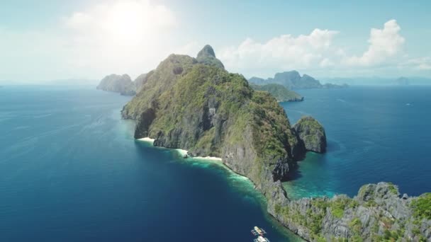 阳光普照的热带海岛,有海岸鸟瞰的船只.天气晴朗时的热带水景 — 图库视频影像