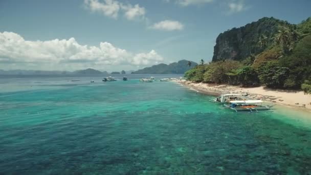 Oceaan zandkust met vaartuigen luchtfoto timelapse. Boten en schip op het water. Mensen rusten op zandstrand — Stockvideo