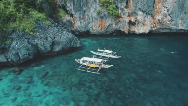 Mensen rusten op een cruiseboot aan de kust van de oceaankliffen. Reizigers, toeristen zwemmen op zee baai water — Stockvideo