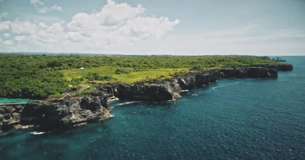 Orilla verde del acantilado de la bahía de mar con lago esmeralda en la parte superior. Increíble paisaje de naturaleza salvaje de árboles tropicales — Vídeo de stock