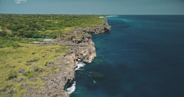Cliff costa oceânica com plantas verdes, árvores no lago límpido azul. Indonésia atração com a construção — Vídeo de Stock