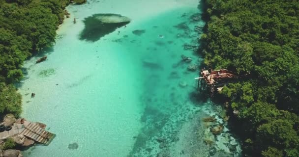 Località tropicale con lago di acqua salata smeraldo di Weekuri, Indonesia, Asia. Persone ricreazione, nuotare — Video Stock