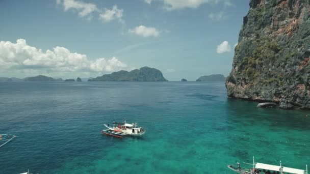 空中ビューで緑の崖の海岸と海の湾で近い旅客ボート。砂のビーチでの熱帯の風景 — ストック動画