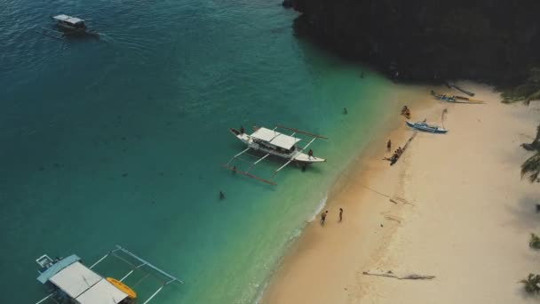Tur kapal pesiar penumpang di surga tropis pantai laut san dalam pandangan udara. Turis beristirahat dan berjalan — Stok Video