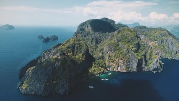 Isla montañosa verde en vista aérea del golfo azul del océano. Tropical nadie naturaleza paisaje, costa del mar — Vídeos de Stock