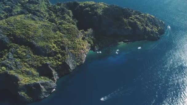 Veleros en la isla de montaña verde en vista aérea de la bahía del océano. Reflejo solar en frente de agua azul — Vídeos de Stock