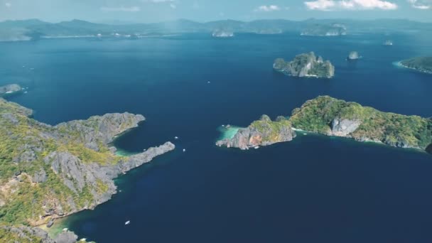 菲律宾群岛,在海洋湾鸟瞰.多山岛屿的青山景观 — 图库视频影像