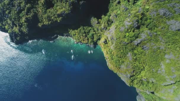 Barcos de pasajeros en la isla montañosa verde de vista aérea de la bahía del océano. Filipinas isla del bosque tropical — Vídeos de Stock