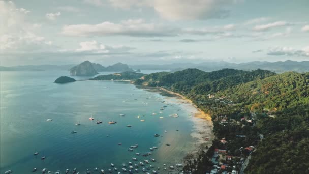 Paisaje urbano de Pier Town en vista aérea de la bahía del océano. Barcos, yates, barcos en el agua de mar. Paisaje urbano tropical — Vídeos de Stock