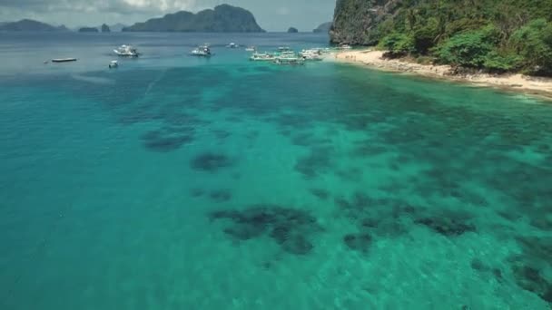 Luchtfoto van zee baai kust turquoise water met vervoer: passagiersboten, schepen op zandstrand — Stockvideo