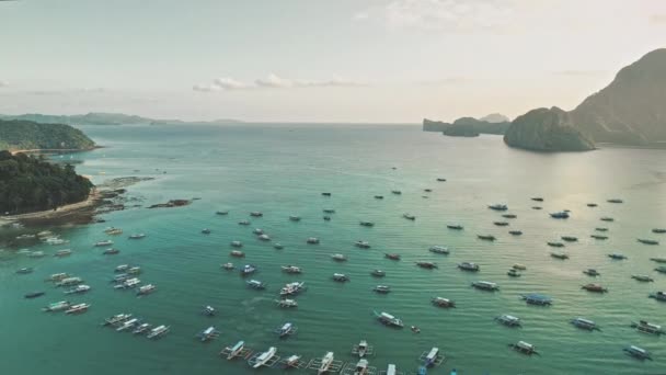 在热带空中港口,有船只、轮船和船只停泊在海岸.位于沙滩的菲律宾码头 — 图库视频影像