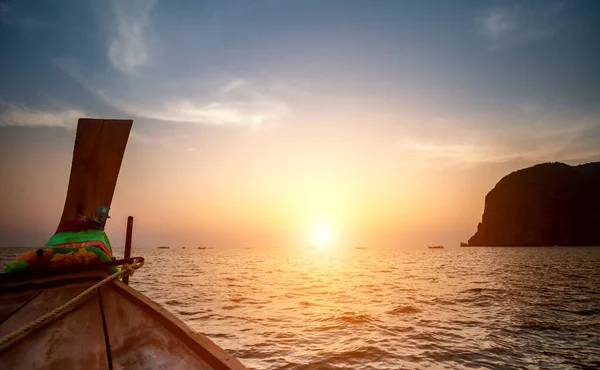 Thailand silhouette island sunset: boat sailing on ocean bay water to mountain islet, Asia seascape — Stock Photo, Image