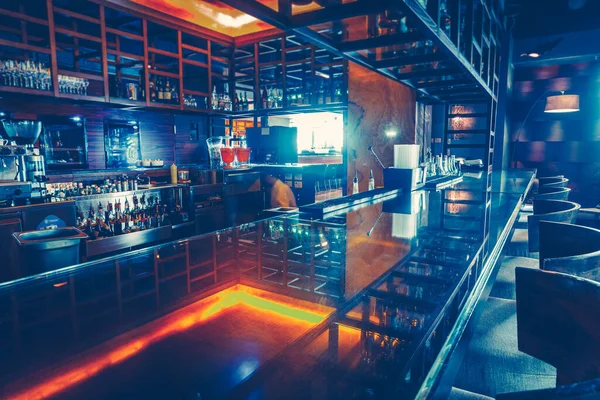 Le Comptoir De Bar Contemporain Avec L'équipement Et Les Chaises De Bar  Confortables Dans Le Restaurant Moderne. Décoration Intérieure élégante. La  Combinaison De Couleurs Bleu Foncé Et Rouge.