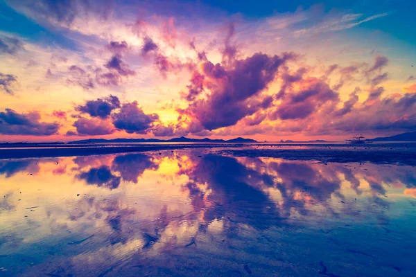 Asia silueta salida del sol aérea: isla en la bahía del océano reflejo de agua. Isla tailandesa amanecer colorido — Foto de Stock